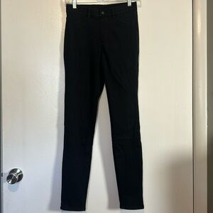 Uniqlo Black Leggings Size Small. Real back pockets, faux front pockets + button